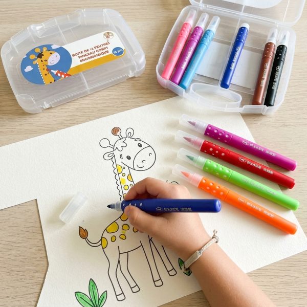Niño coloreando una jirafa con rotuladores de colores de agarre ergonómico