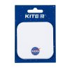 Bloc de notas blanco KITE NASA con esquinas redondeadas sobre cartón azul