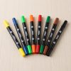 Ocho rotuladores de doble punta YUWEI Amazcolor del pack Mariposa en amarillo, azul, verde claro, naranja, rojo, verde oscuro, marrón y negro.