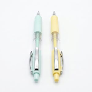 Pack 2 bolígrafos pastel Dos bolígrafos pastel verde menta y amarillo sobre fondo blanco