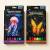 Cajas de rotuladores YUWEI Amazcolor juntas: modelo Medusa a la izquierda y Mariposa a la derecha, cada pack contiene ocho rotuladores.