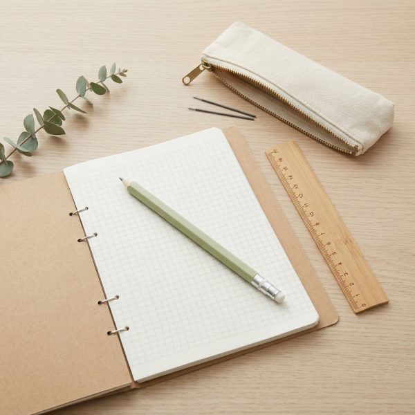 Portaminas 0,5 mm verde - escritorio Portaminas mecánico verde de 0,5 mm sobre escritorio con cuaderno y regla