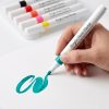 Ejemplo ilustrativo de un rotulador acrílico turquesa sobre papel