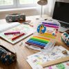 Set de rotuladores de colores con caja abierta en escritorio creativo infantil