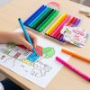 Niño coloreando con rotuladores lavables de colores y estuche abierto