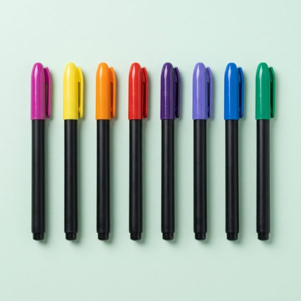 Set 8 rotuladores punta pincel - colores Set de 8 rotuladores de punta pincel de colores: colores alineados