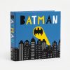 Cubierta azul del set de notas Batman con ciudad y batseñal