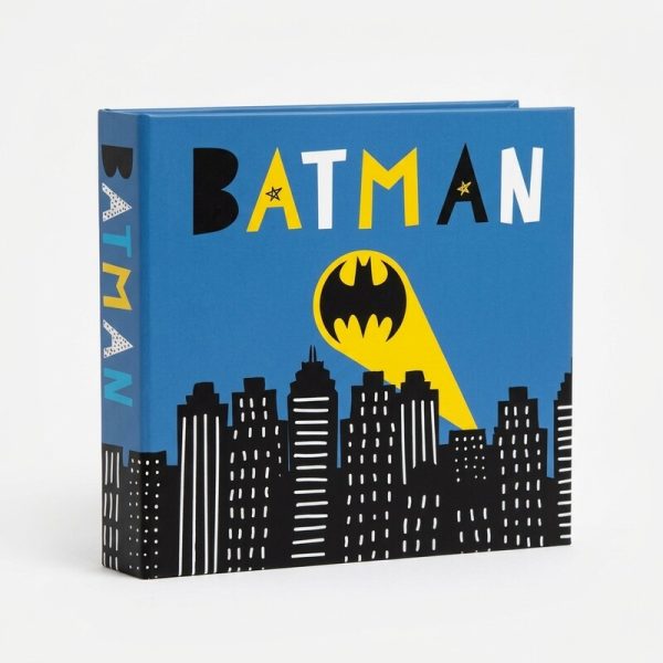 Cubierta azul del set de notas Batman con ciudad y batseñal