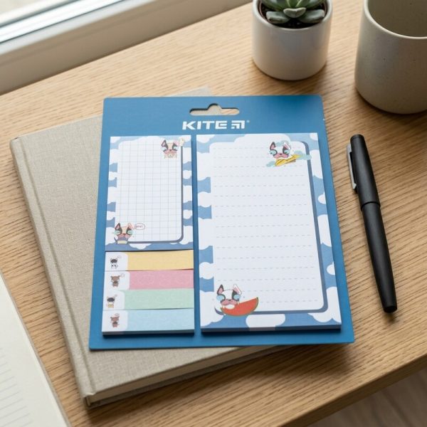 Set de notas KITE con perritos colocado sobre un cuaderno en un escritorio
