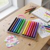 Estuche abierto con rotuladores lavables de colores sobre escritorio creativo infantil