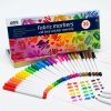 Rotuladores de colores desplegados junto a la caja del set de 26 colores