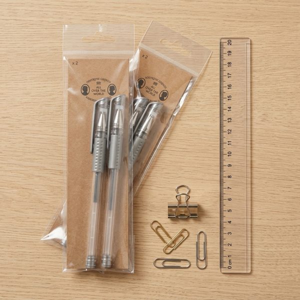 Set de papelería con pack de 2 bolígrafos grises, regla y clips