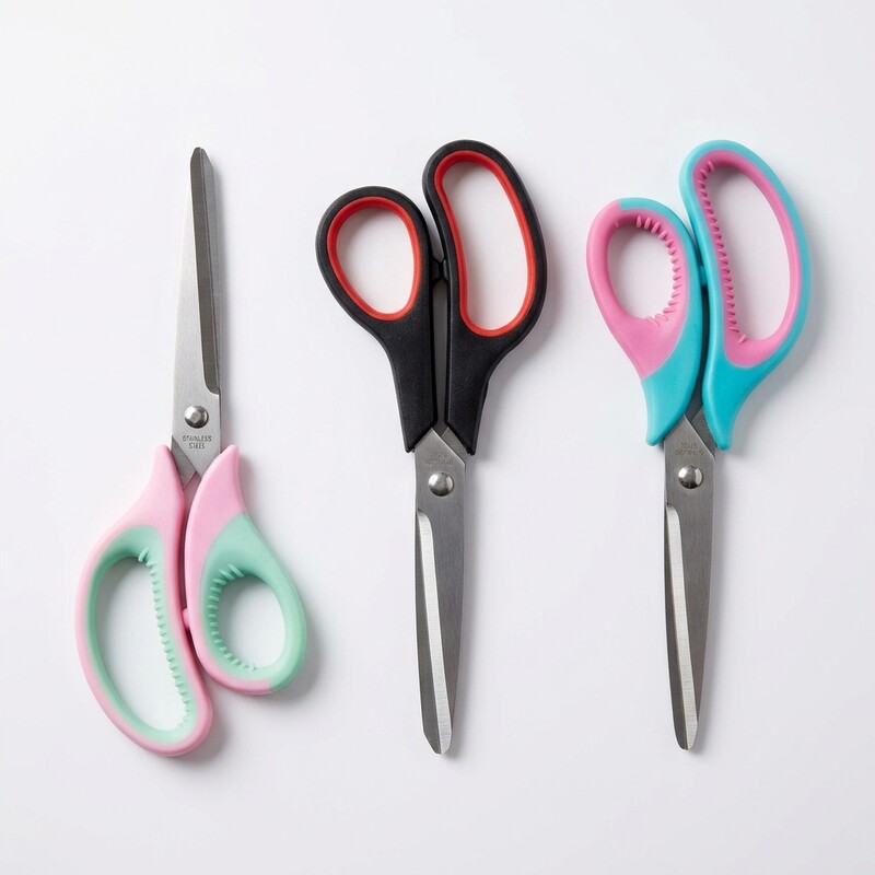 Tres opciones de tijeras bicolor: azul turquesa y rosa, rosa y verde menta, y negro y rojo