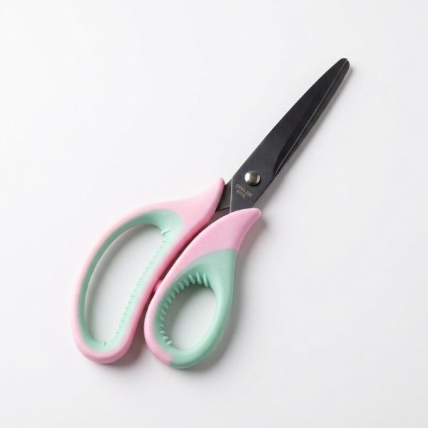 Tijeras de acero inoxidable con mango rosa y verde menta sobre fondo blanco
