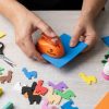 Uso de la troqueladora naranja para crear figuras de llama en goma EVA