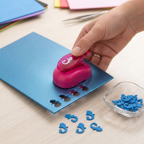Uso de la troqueladora rosa para crear figuras de sirena en goma EVA