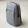 Mochila urbana minimalista gris o negra