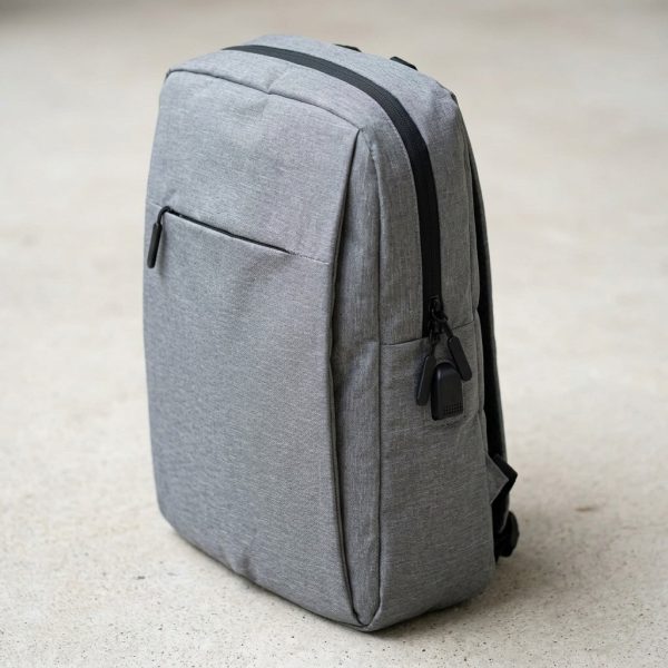 Mochila urbana minimalista gris o negra