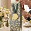 Bolsa gris y dorada con papel de seda en una celebración