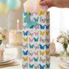 Bolsa de mariposas con papel de seda en una mesa de cumpleaños