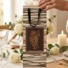 Bolsa de regalo con uvas y papel de seda en una mesa de celebración