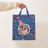 Bolsa de cumpleaños sostenida por sus asas de cinta azul