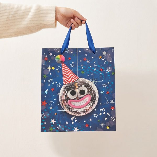 Bolsa de cumpleaños sostenida por sus asas de cinta azul