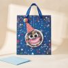 Bolsa de regalo de fiesta con papel azul sobre fondo crema