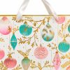 Bolsa de regalo navideña con bolas rosas y turquesas, detalle del estampado y las asas