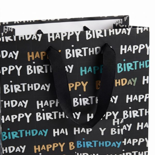 Detalle de las asas negras de cinta y letras Happy Birthday