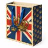 Vista lateral de bolsa Union Jack con pequeñas coronas sobre fondo azul marino