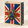 Bolsa de regalo estilo británico con corona sobre fondo crema