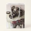 Bolsa de regalo con ilustración de cámara de fotos y asas plateadas, vista frontal