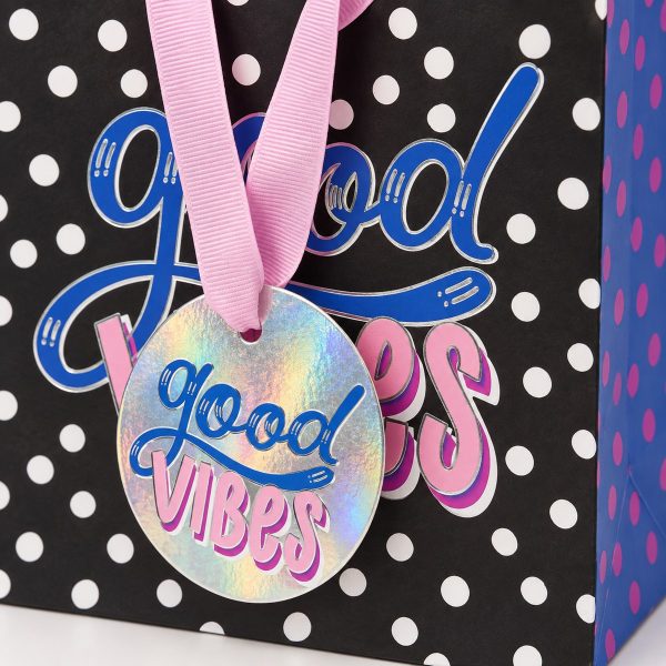 Bolsa Good Vibes - detalle de tarjeta y asas Detalle de la tarjeta redonda holográfica Good Vibes y las asas de cinta rosa