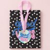 Bolsa Good Vibes - vista cenital Bolsa de regalo Good Vibes plegada sobre fondo rosa claro