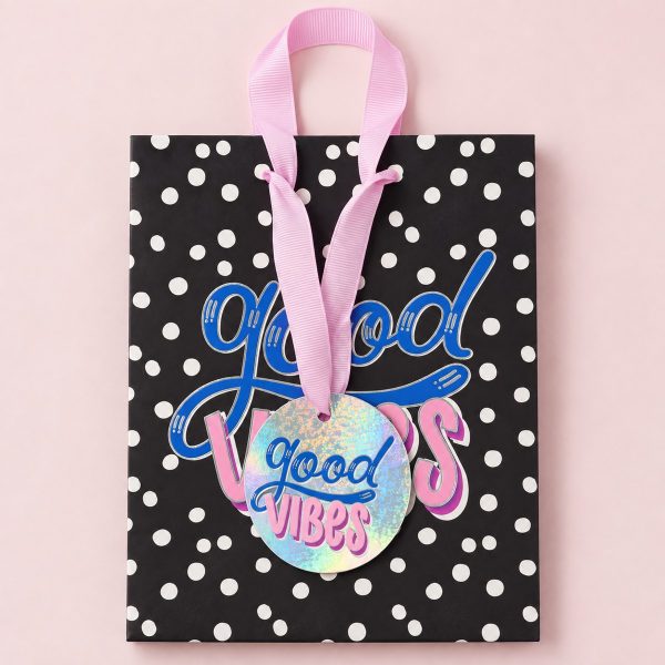 Bolsa Good Vibes - vista cenital Bolsa de regalo Good Vibes plegada sobre fondo rosa claro