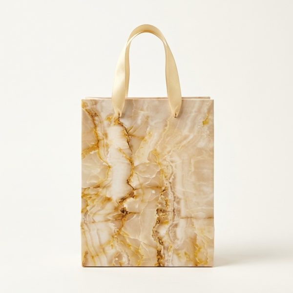 Bolsa de regalo efecto mármol crema y dorado con asas de cinta, vista frontal