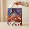 Bolsa de regalo navideña con feria, noria y asas doradas preparada para entregar, con papel de seda decorativo no incluido.