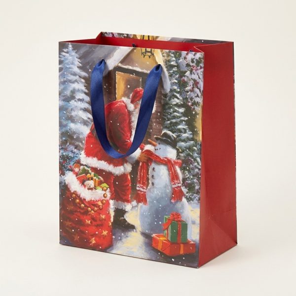 Bolsa de regalo navideña con Papá Noel y muñeco de nieve, vista en tres cuartos con lateral rojo visible.
