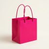bolsa-regalo-rosa-fucsia-lisa-lateral Bolsa de regalo rosa fucsia lisa con asas de cordón, vista lateral