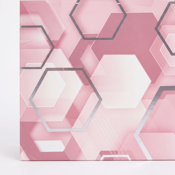 Detalle del estampado geométrico rosa y acabado plateado