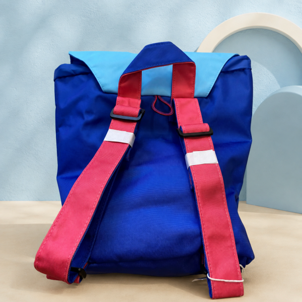 Parte trasera de mochila infantil azul con tirantes ajustables
