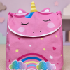 Mochila infantil unicornio rosa - detalle frontal Detalle de mochila infantil rosa de unicornio