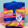 Detalle del diseño de conejita princesa en mochila multicolor