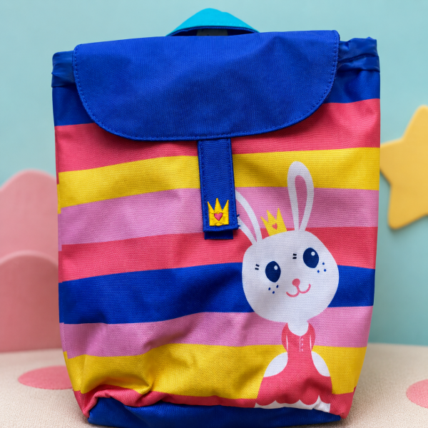 Detalle del diseño de conejita princesa en mochila multicolor