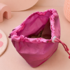 Interior de mochila infantil rosa con cierre de cordón