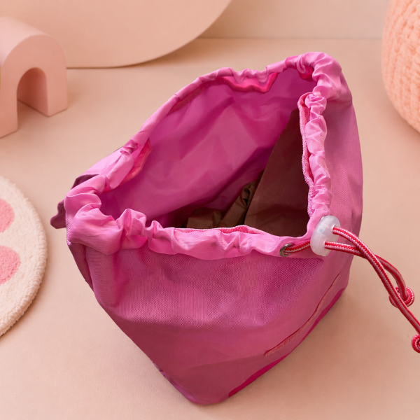 Interior de mochila infantil rosa con cierre de cordón