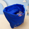Interior de mochila infantil azul con cierre de cordón