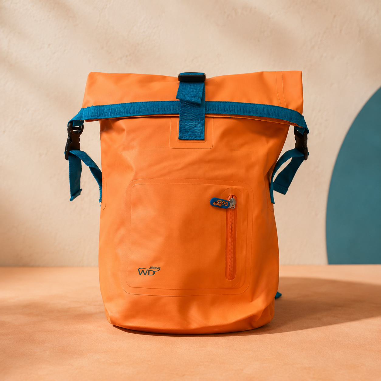 Mochila roll-top naranja - vista frontal Mochila roll-top naranja resistente al agua vista frontal