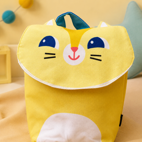 Mochila infantil gato amarillo - detalle frontal Detalle del diseño de gato en mochila infantil amarilla